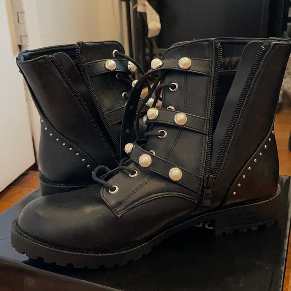 Pretty Little Thing Combat boots - Picture 1 of 2